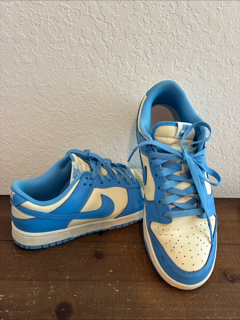 Nike Kids Low-Top Sneakers in Blue and Cream Size 9.5 Mens Gently Used